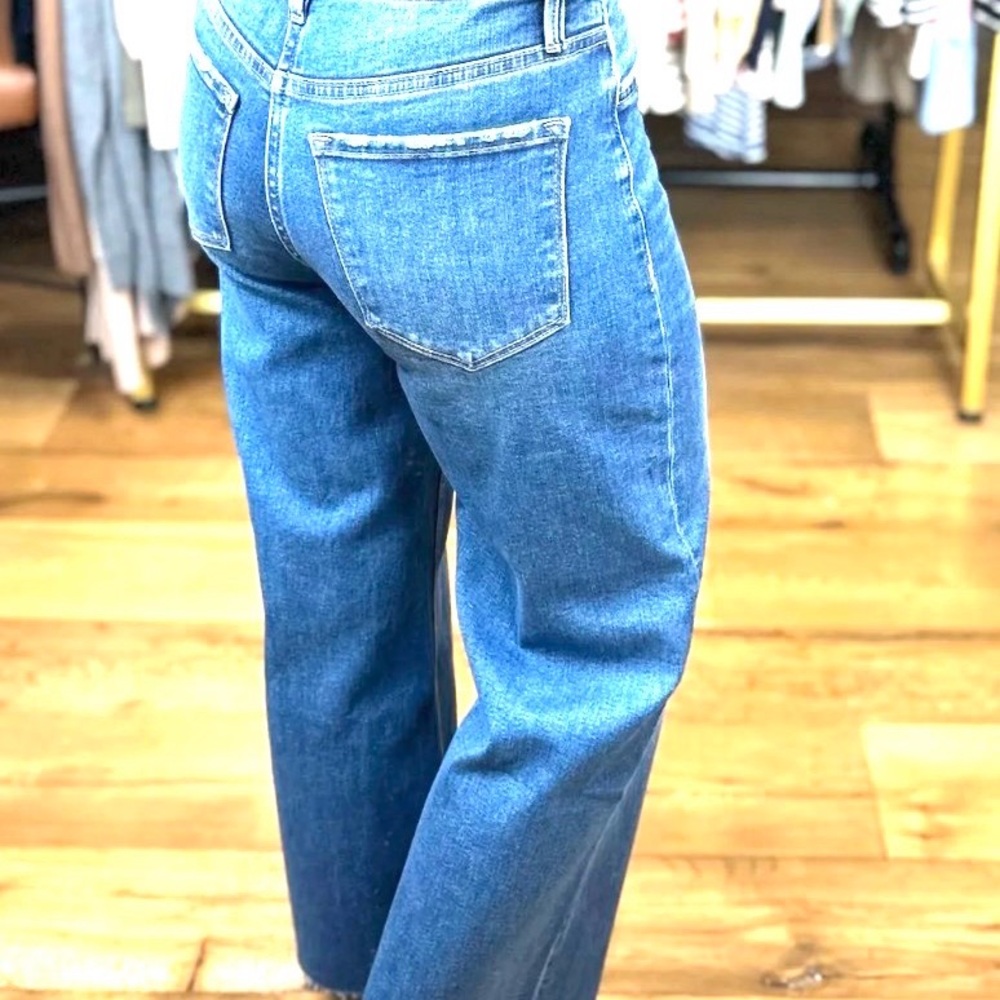 Vervet wide leg cropped raw hem, medium blue, washed, not worn. Too big. 
29